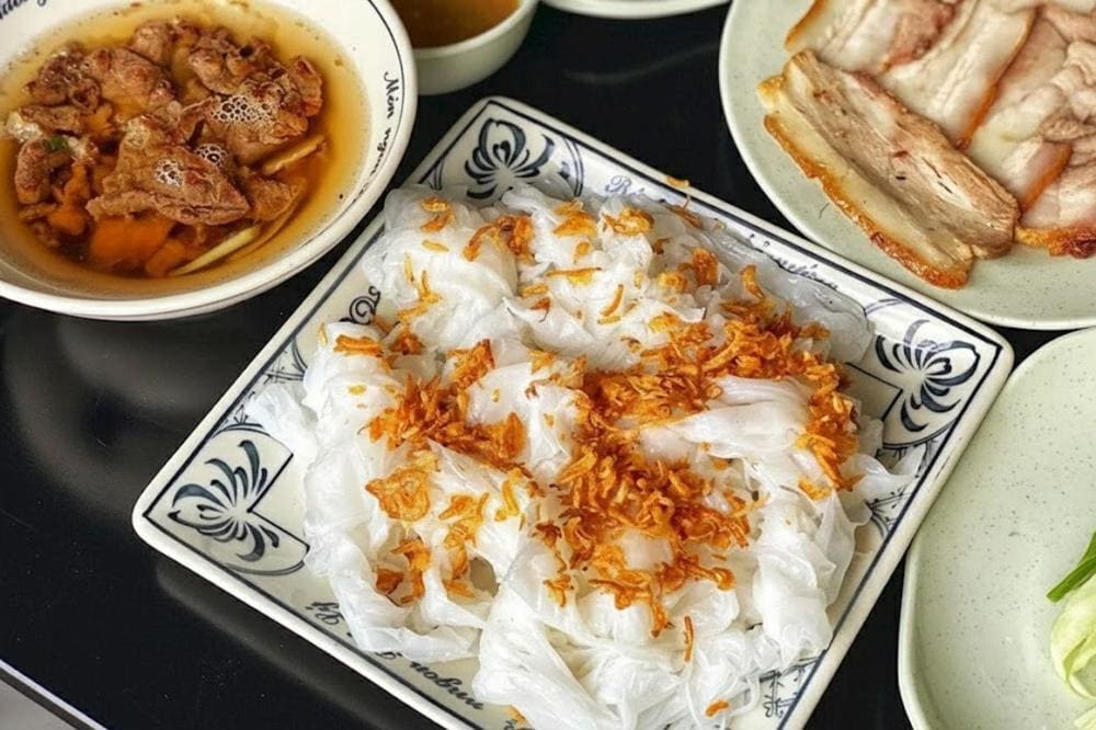 Bánh cuốn Phủ Lý có lớp vỏ bánh tráng tay siêu mỏng, nước chấm chan ngập